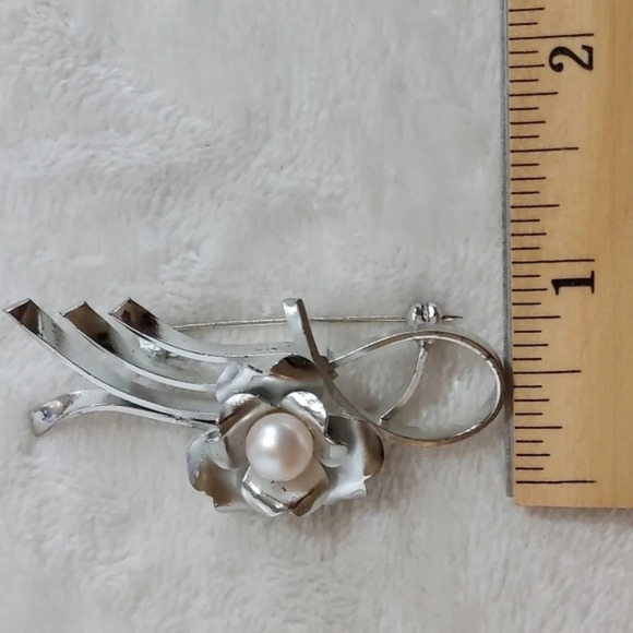Vintage Polished and Matte Silvertone with Pearl Center Rose Brooch Stunning - Picture 6 of 7